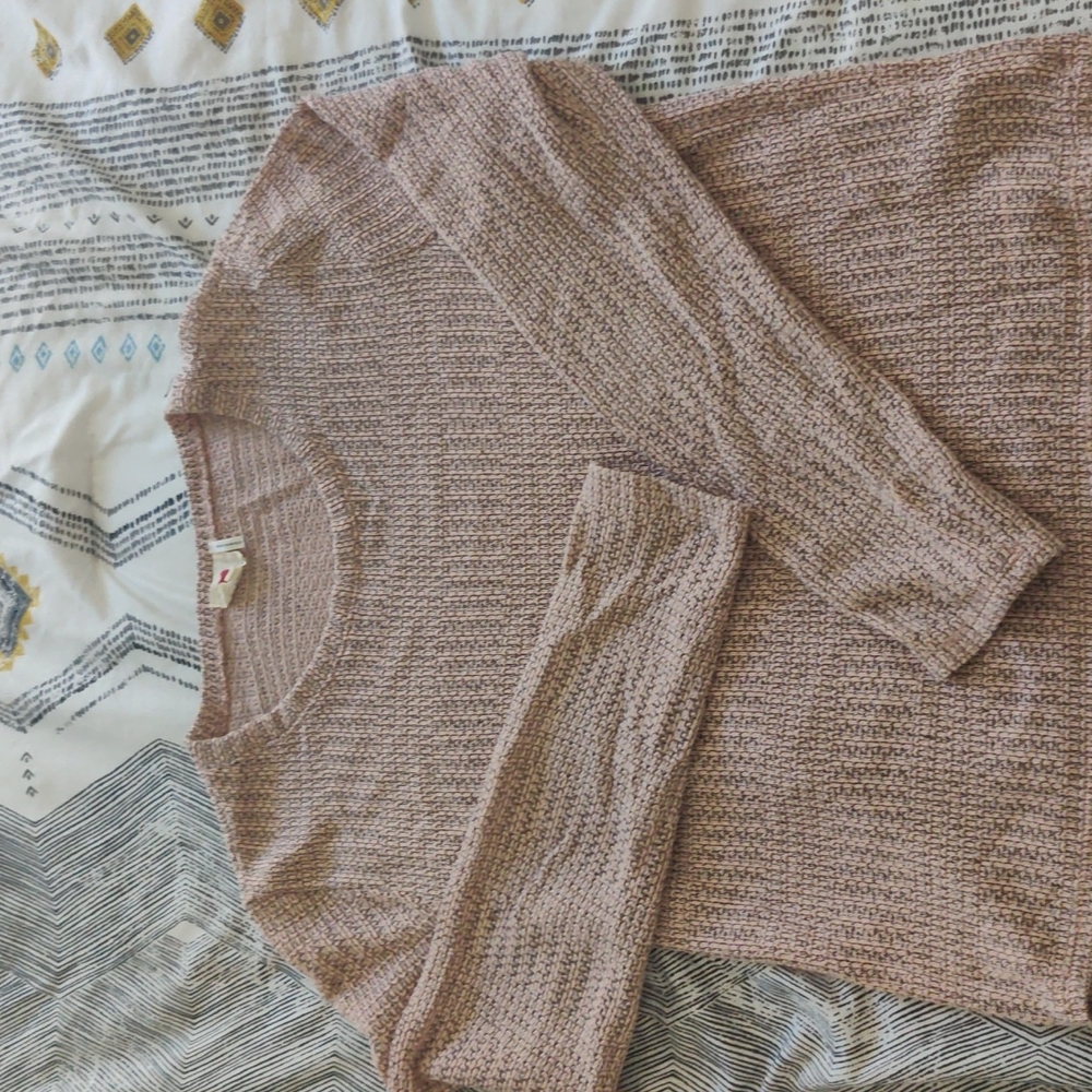 Small light pink sweater, by One Clothing